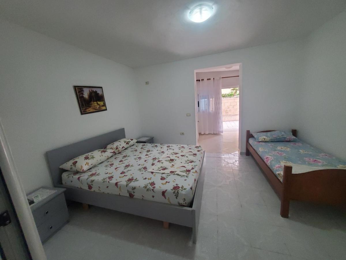 Guest House Vlore Bagian luar foto