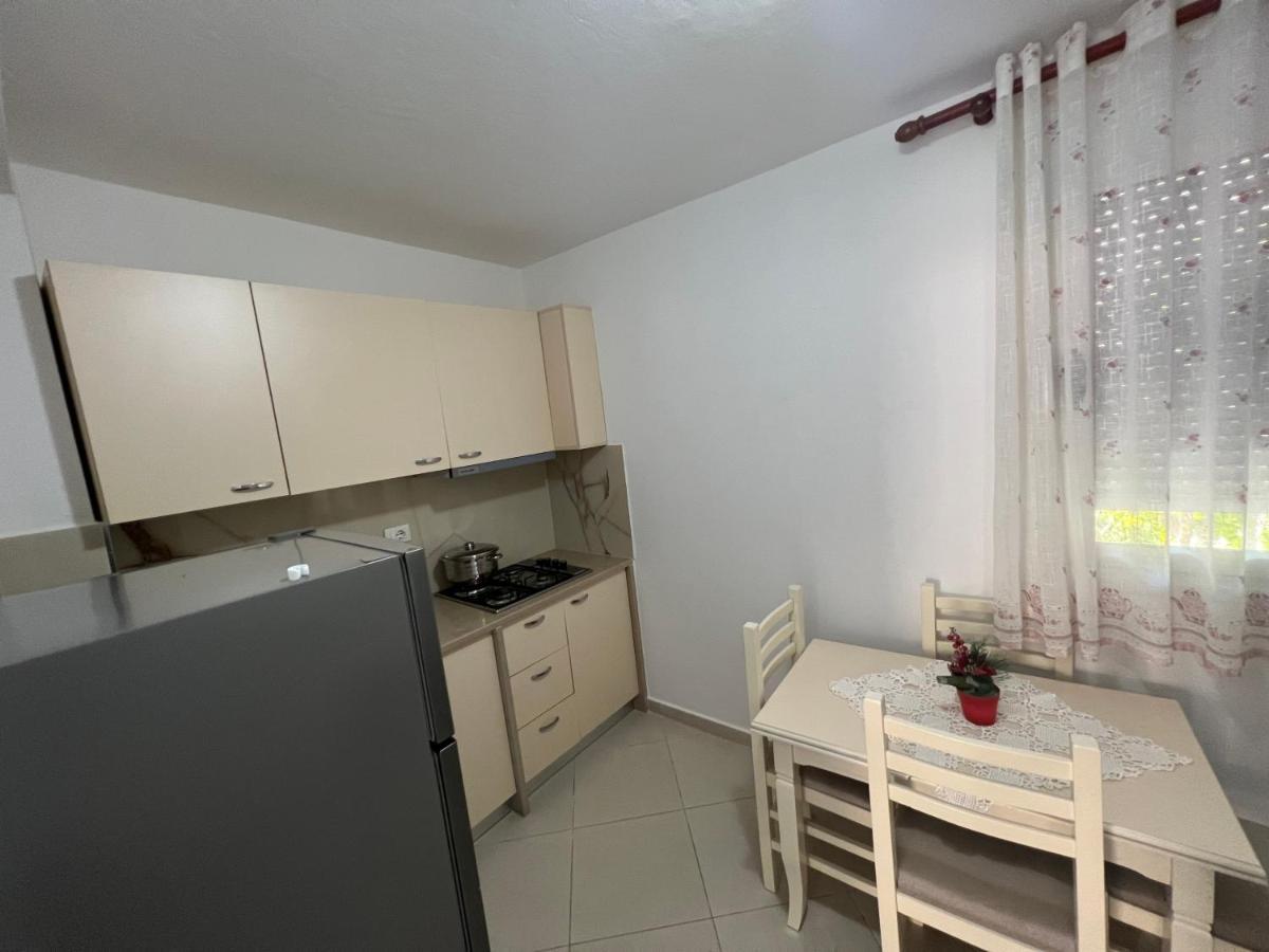 Guest House Vlore Bagian luar foto