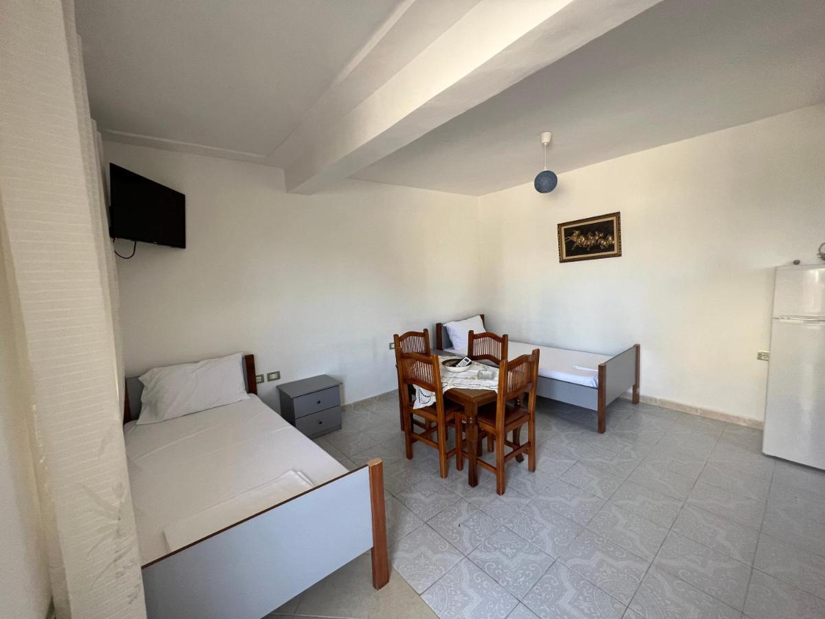 Guest House Vlore Bagian luar foto